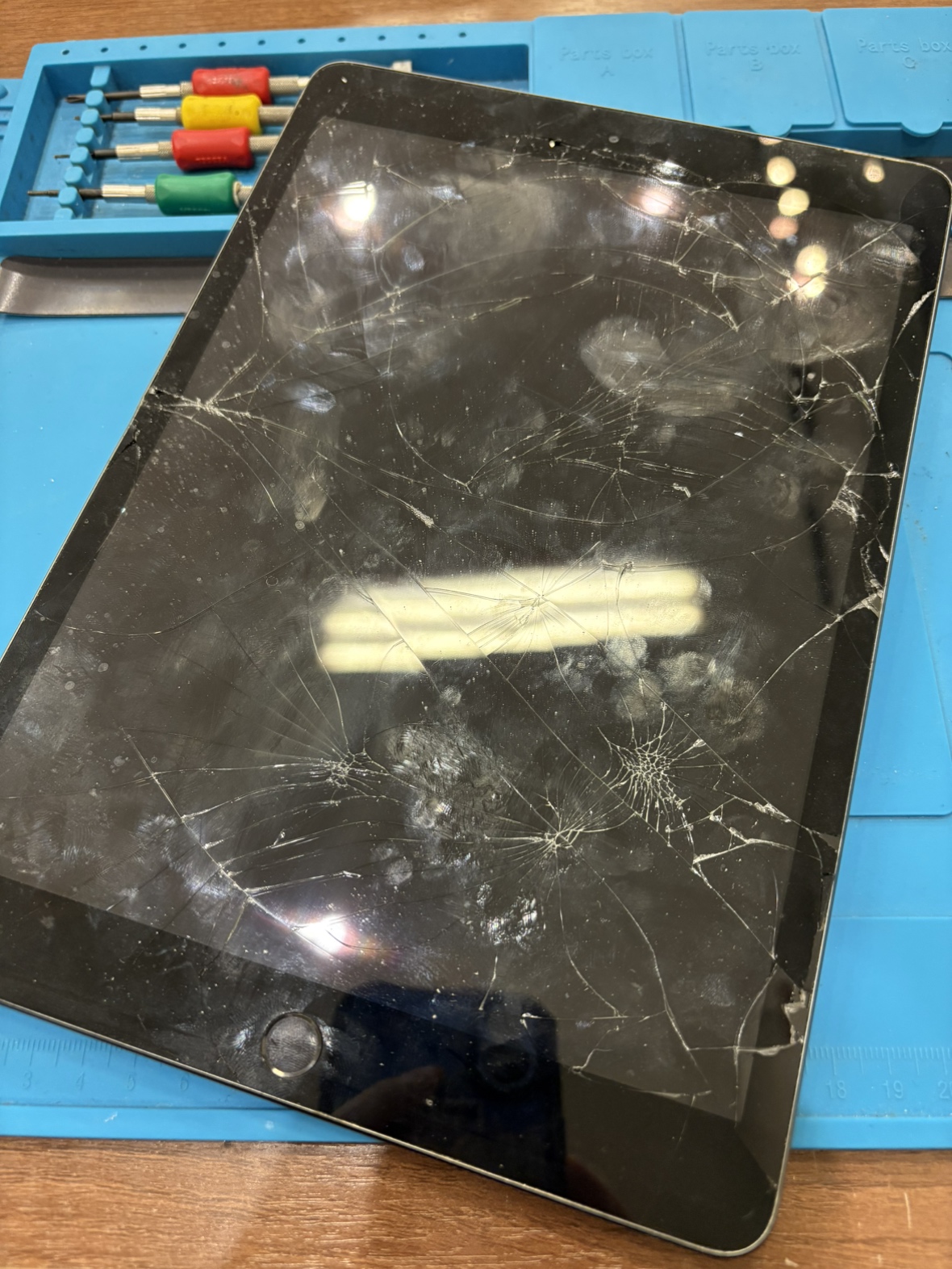 【博多店】iPad8/ガラス割れ修理